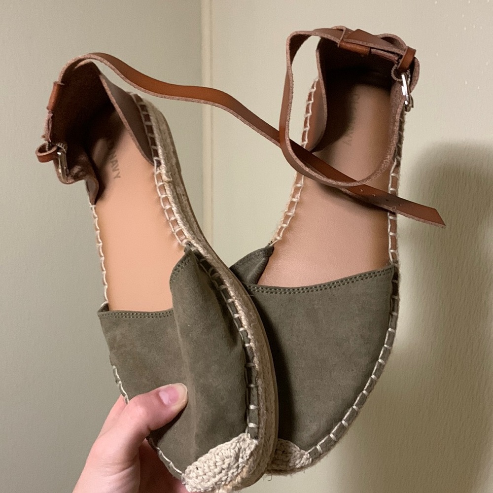 Lifted flats with a strap